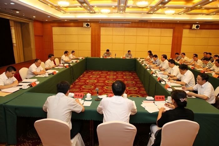 5月18日下午，倪岳峰在漳州市主持召開“嚴(yán)明換屆紀(jì)律，營造風(fēng)清氣正良好環(huán)境”專題座談會。