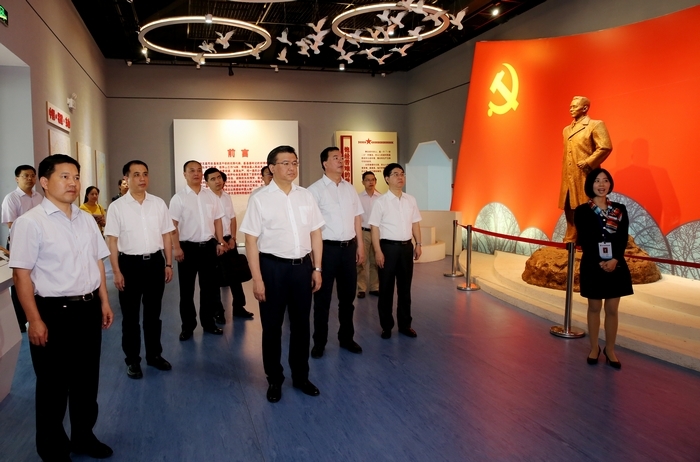 5月18日上午，倪岳峰察看谷文昌紀(jì)念館。
