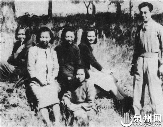 謝希德（左二）和廈門大學的同學們在一起